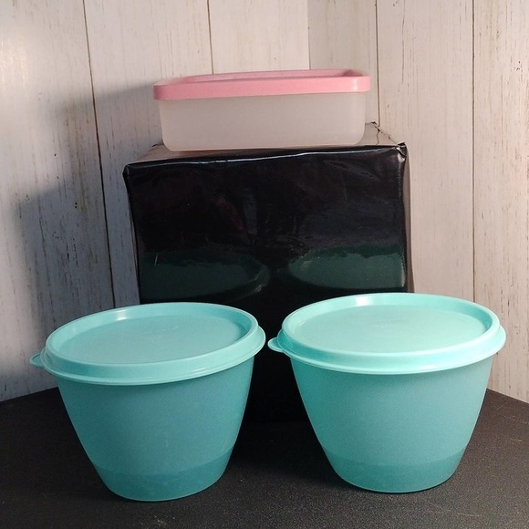 Tupperware sandwich keeper w/ lid and Refrigerator bowls X2 w/lids (B8) - Picture 1 of 16